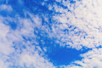 Obraz premium White fluffy cirrus clouds in the blue sky