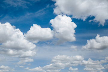 Obraz premium A landscape of fluffy clouds of white light against a bright blue sky