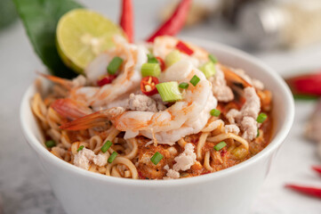 Instant noodles stir-fried with shrimp and pork.