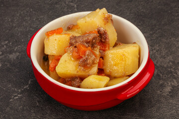 Roasted potato and beef with sauce
