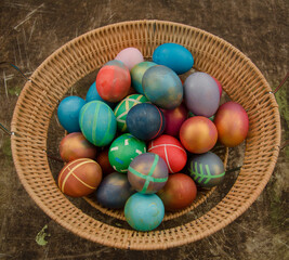 Obraz na płótnie Canvas colorful easter eggs in a basket