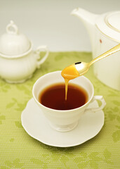 紅茶にマヌカハニーを入れる