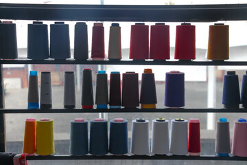 Fototapeta premium Hilos en maquila textil