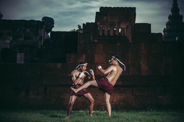 Two boxers fight with the martial arts of Muay Thai.