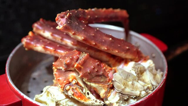 Steam Norwegian Red King Crab, Cooked Organic Alaskan King Crab Legs,Alaskan King Crab in hot steam pot