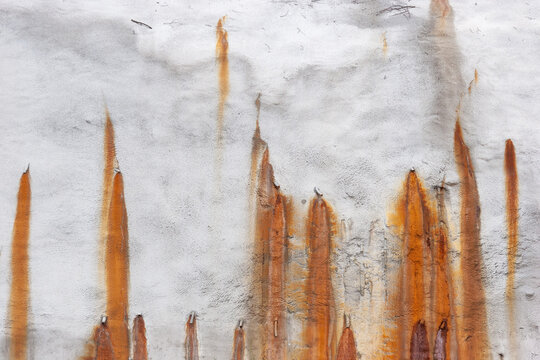 Pared encalada con manchas de &oacute;xido de hierro