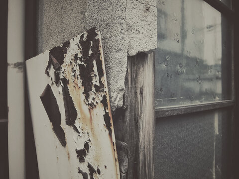 Fall in the alley and oldstyle japanese window
Processed with VSCO with fp2 preset