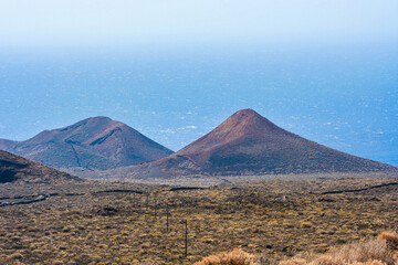 Obraz premium Dos volcanes al sur de la isla de El Hierro. Cerca de donde fue la ultima erupción submarina. Islas Canarias.