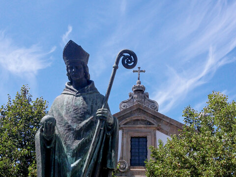 Estatua erigida en honor del primer santo portugués, São Teotónio (1082-1162). Está justo en frente de la Capilla Bom Jesús, ubicada dentro de la fortaleza de Valença do Minho, en el norte de Portugal