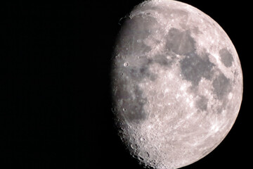 La lune dans un ciel clair