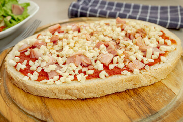 bruschetta au jambon sur une planche à découper