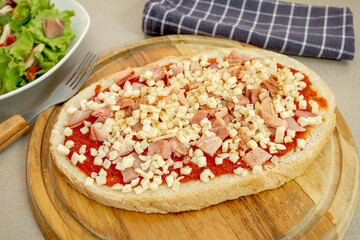 bruschetta au jambon sur une planche à découper