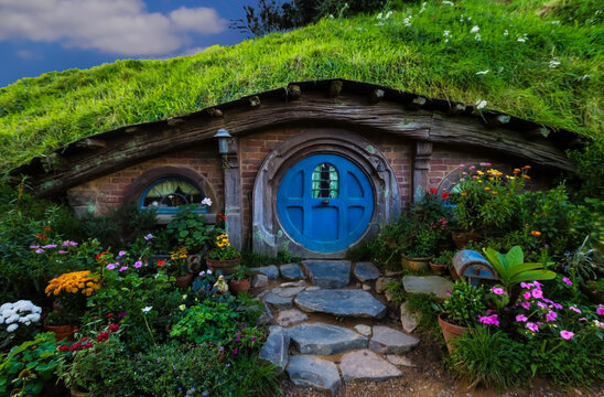 MATAMATA- NEW ZEALAND -APRIL -19- 2019 :Hobbit houses at river in Hobbiton, New Zealand ,which Hobbiton house with blue door and Movie set Lord of the rings