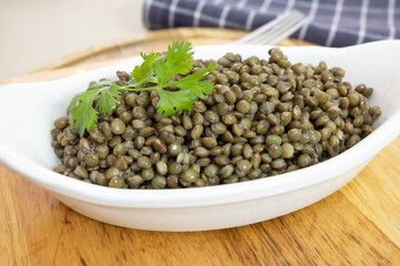 plat de lentilles cuites sur une planche à découper