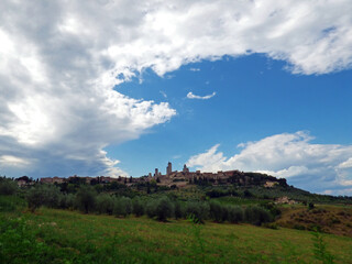 Fototapeta na wymiar Italy, Tuscany, Siena, San Gimignano, view of the village from the surrounding countryside