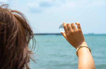 女性と海とガラス玉