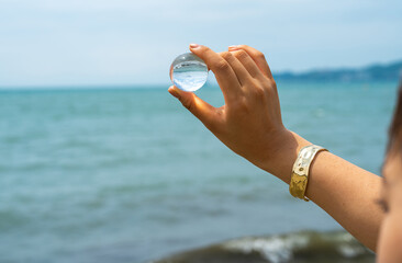海とガラス玉