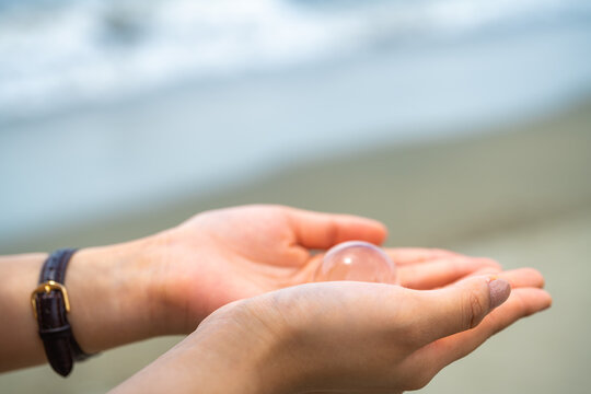 手の平のガラス玉