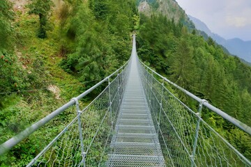 Fototapety  most w lesie, zdjęcie w tle, w dolomitach, jesień we włoszech