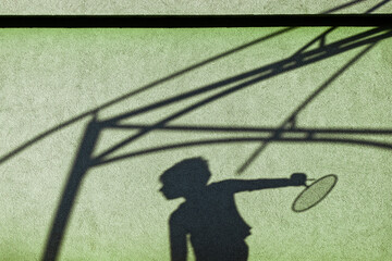 Widok na cień chłopca grającego w tenisa
