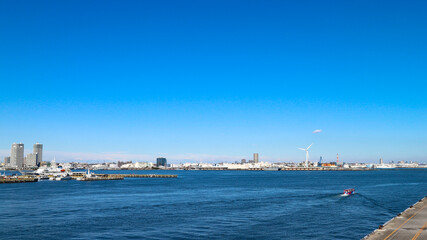 横浜港　大桟橋から見える青空と海