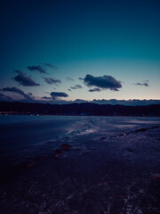 御神渡り。前面氷結した諏訪湖の湖面に収縮亀裂が走る。古くから神の足跡として信仰の対象に。長野県諏訪市