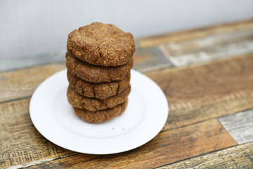 나무 테이블에 있는 아마씨, 오트밀,코코넛,견과류 넣은 수제 쿠키, 건강한 채식주의자