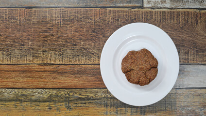 나무 테이블에 있는 아마씨, 오트밀,코코넛,견과류 넣은 수제 쿠키 하나 , 건강한 채식주의자