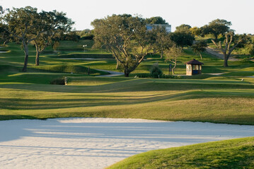 Golf. Equipo y paisaje para practicar golf.