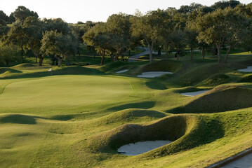 Golf. Equipo y paisaje para practicar golf.