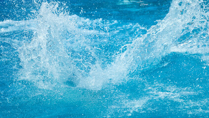 Blue water splash in the pool - obrazy, fototapety, plakaty