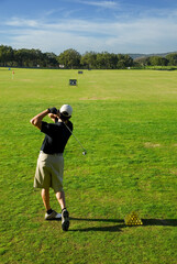 Golf. Equipo y paisaje para practicar golf.