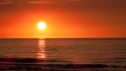 Pomarańczowy zachód słońca nad morzem