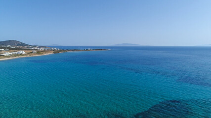 Fototapeta na wymiar Plage d'Aliko sur l'île de Naxos dans les Cyclades en Grèce vue du ciel
