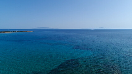 Plage d'Aliko sur l'île de Naxos dans les Cyclades en Grèce vue du ciel