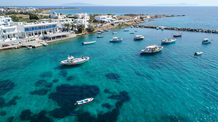 Obraz premium Plage d'Aliko sur l'île de Naxos dans les Cyclades en Grèce vue du ciel
