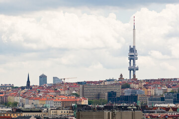 Obraz premium Wieża Zizkov i Florenc w pochmurny dzień