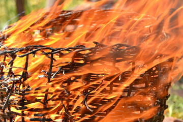 un panier en osier s'enflamme et brûle
