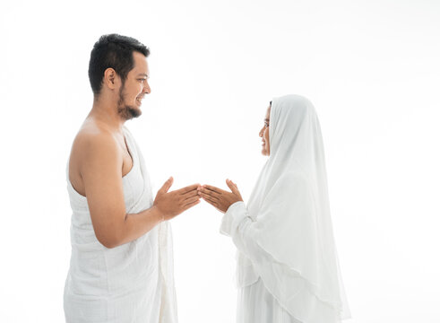 muslim asian couple shake hands. umrah and hajj celebration