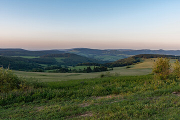 Die Berge der Rhön von der Wasserkuppe bei Sonnenaufgang
