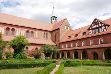 Fototapeta na wymiar Klosterkirche Kloster Lehnin mit Norddeutscher Backsteingotik