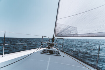 Obraz premium Żaglówka na wietrze