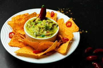 Nachos com Pimenta vermelha e Guacamole em fundo preto