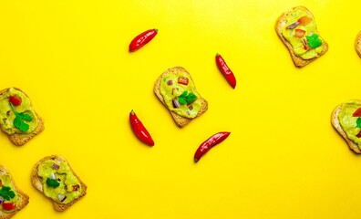 Torrada de Guacamole com pimentas vermelhas em fundo amarelo