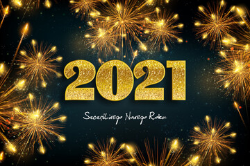 Szczęśliwego Nowego Roku 2021, koncepcja kartki w języku polskim ze strzelającymi fajerwerkami, złotym i błyszczącym dużym napisem