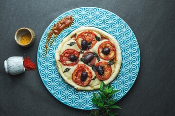 pizza no prato azul de cima