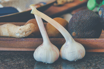 Frischer Knoblauch, ungeschält