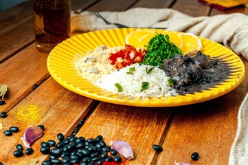 Feijoada no prato amarelo