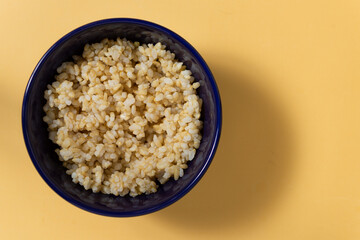 Arroz integral en un recipiente visto desde arriba, concepto de comida saludable y vegana.