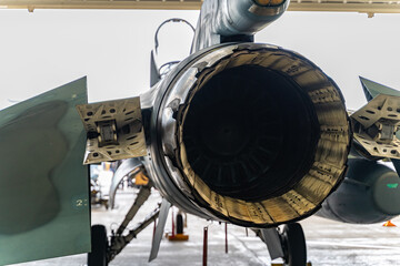 戦闘機のジェットエンジン排気口